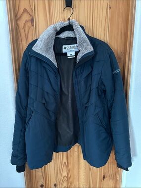 Columbia Women's Navy Puffer Jacket with Light Gray Sherpa Collar
